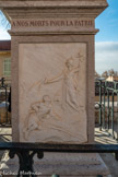 <center>L'Estaque.</center>Sur le piédestal, le  bas-relief commémoratif des morts de la guerre de 1914-1918, date vraisemblablement des années 1920.