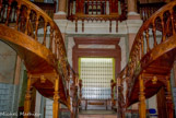 <center>Hotel Amédée Armand</center>Salle de bal avec un escalier en bois.