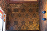<center>Hôtel Chambon. </center> Le fumoir. Papiers peints orientaIisant, imitant le cuir de Cordoue avec des motifs d'entrelacs, inspirés de l'orfèvrerie niellée persane.