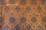 <center>Hôtel Chambon. </center> Le fumoir. Papiers peints orientaIisant, imitant le cuir de Cordoue avec des motifs d'entrelacs, inspirés de l'orfèvrerie niellée persane.