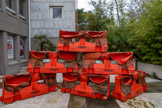Anita Molinero. Plastic Butcher (Yodock), 2016 Polypropylène.
Courtesy de l’artiste et de la Galerie Christophe Gaillard, Paris, France
L'œuvre donne son titre à l’exposition. Elle s'inscrit dans la série Yodock, du nom de l’entreprise du plot utilisé par l’artiste à #7 clous à Marseille chez Patrick Raynaud. Plastic Butcher est une installation composée de 6 séparateurs de voie américains, plus volumineux qu’en France. Ce rapport d’échelle intéresse Anita Molinero qui, ayant fait voyager les plots de New York à Paris, révèle le caractère quasi monstrueux et démesuré de l’édifice. Il est ici mis en lien à l’architecture du musée, à cette zone toujours en chantier, posé sur un sol en marbre altéré. Sur l’origine des titres de ses œuvres :
« Maintenant, je donne des titres à mes sculptures, mais le titre a longtemps été l'objet d’une réflexion car titrer les œuvres par un concept, c’était leur enlever beaucoup de leur qualité énergétique. (...) Je me suis dit qu’un titre devait avoir la force d’un prénom ».
Extrait de l’entretien réalisé par Alain Berland et Valérie Da Costa, « Anita Molinero : un manifeste privé » paru dans la revue Particules n°22, décembre 2008 / janvier 2009.