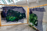 Le Filet
2003-2024, filet en polyéthylène extrudé, polypropylène, fer à béton
Cette œuvre de 2003, a été faite dans la ville portuaire de Saint-Nazaire. Un peu comme à Marseille, il y a beaucoup d’activités de pêche. Anita Molinero s’est intéressée aux matériaux utilisés par les pêcheurs comme ici avec cette sculpture faite avec un filet de pêche !
