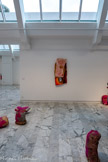 Sans titre
(Simen se la coule douce)
2021, sacs de ciment, béton et peinture acrylique. <br> Sans titre (Croûûûtes), 2018. Polystyrène extrudé Collection Philippe Gellman