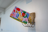Sans titre
(Les petits bétons de la Petite Ceinture)
2014, béton, fer à béton, polystyrène extrudé et coloré
Quand Anita Molinero se balade près de son atelier dans le 20e arrondissement de Paris, elle s’aventure sur le chemin de la Petite Ceinture. C’est une ancienne ligne de chemin de fer qui encerclait Paris autrefois. L’artiste, qui aime collectionner toutes sortes de matériaux et d’objets que l’on penserait sans valeur, ramasse des morceaux de béton pourvus de longues tiges de fer, autrement dits “des fers à béton”. L’idée lui vient d’y empaler des morceaux de polystyrène colorés pour les accrocher au mur, tels des trophées de chasse !
Quelle manière toute simple de donner à ces rebuts de chantier abandonnés une seconde vie !
Courtesy de l’artiste et de la Galerie Christophe Gaillard ; Paris, France.