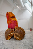 Balise !
2019, bouée maritime (mousse), peinture en spray
Anita Molinero utilise de nombreuses variétés de mousse : des molles comme des matelas ou des plus dures pour construire des objets. Ici, elle a récupéré la mousse d’une balise. C’est une bouée de mouillage utilisée pour montrer aux marins l’endroit où amarrer leur bateau ou leur donner des indications pour éviter les dangers. Normalement, elles sont jaunes, oranges ou rouge. Elle a découpé des morceaux qu’elle a assemblés dans différents sens, puis, elle a appliqué de la peinture rose. Difficile de reconnaître l’objet de départ.