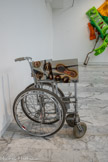Sans titre (Handy)
2009, fauteuil roulant, plaques d’inox
Courtesy de l'artiste et de la Galerie Christophe Gaillard, Paris, France.
