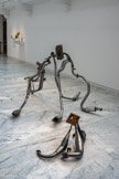 La Louise ; Ouisette 1 ; Ouisette 2.
2022, béton, bronze, pots d’échappement. Courtesy de l'artiste et de la Galerie Christophe Gaillard, Paris, France. À quel animal peut bien ressembler cette sculpture d’Anita Molinero ? Oui à une drôle d’araignée ! Comme le monstre de Frankenstein, cette araignée est composée de plusieurs morceaux assemblés par l’artiste. Pour faire les pattes, elle a utilisé des pots d’échappements de plusieurs voitures qu’elle a coupé à la scie, et recollé grâce à la soudure. Pour la tête, elle a récupéré un morceau de béton trouvé dans la rue. C'est une méthode, dite d’assemblage.
Le titre de cette œuvre La Louise est un clin d’œil à l’artiste Louise Bourgeois qui réalisait des sculptures représentant des araignées gigantesques. Anita Molinero, souhaitant dire son admiration, a voulu faire sa propre version de cette araignée, on appelle cela une interprétation.