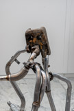 La Louise
2022, béton, bronze, pots d’échappement. Si tu regardes attentivement dans ses yeux, on voit des petites larmes dorées. Elles sont faites en bronze, c’est un métal utilisé par beaucoup d’artistes. Sauras-tu trouver une autre œuvre d’Anita Molinero dans l’exposition des collections du musée avec le même matériau ?