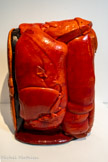 CÉSAR
(César BALDACCINI, dit)
1921, Marseille (France) 1998, Paris (France)
Expansion contrôlée
1967
Mousse de polyuréthane expansé de couleur orange.
Inv. C.68.5.1
Don de l'artiste, 1968
Les moulages du Pouce, que César réalise en 1965, lui font découvrir la mousse de polyuréthane et ses propriétés expansives et dynamiques. Il présente pour la première fois une Expansion en 1967, La grande expansion orange. Le principe de l'expansion est celui d'une sculpture pour laquelle le principal geste de l'artiste consiste à mélanger des composants chimiques et dans laquelle le mouvement de la matière, coulant puis se figeant, constitue la forme. Les productions suivantes, réalisées en public, relèvent alors autant du happening que de la sculpture. Elles sont réalisées, fragmentées et distribuées au public, souvent en présence de Pierre Restany, initiateur du mouvement des Nouveaux Réalistes.
César met au point la technique qui permet la conservation des Expansions, il influe sur leurs formes (Expansions contrôlées), devenues des objets sculpturaux en soi, il les ponce, les colore, les laque, les vernit comme le ferait un carrossier. Ainsi, à l'instar de ses Compressions, la radicalité du geste inaugural la soumission ici à un outil, là à la logique d'un matériau, est apprivoisée au service d'une pratique où la part de l'artiste est réintroduite et réaffirmée par son intervention. L'Expansion contrôlée de 1967 est à la croisée de ses deux pratiques (expansive et compressive) puisque la matière est contenue dans un moule qui en contraint le déploiement Cet entrecroisement caractérise l'œuvre de César qui approfondit et combine ses techniques pour en explorer les potentialités.
