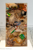 ARMAN
(Armand FERNANDEZ, dit)
1928, Nice (France)
2005, New York (États-Unis)
Poubelle organique
1970/1971
Résine et matériaux divers
Inv. C.94.20
Don de l’artiste, 1994.
Arman fait ses études à l'École des arts décoratifs de Nice, puis à l'École du Louvre, à Paris. En 1959, il délaisse le matériau traditionnel du peintre et crée ses premiers Tableaux-objets, mettant en œuvre le principe de l'accumulation qu'il ne cessera de décliner par la suite. En 1960, l'exposition Le Plein, où il remplit la galerie d'Iris Clert d'un choix objets de rebuts, est le contrepoint de l'exposition Le Vide organisée deux ans plus tôt par son ami Yves Klein. Au même moment, Arman devient avec Klein et le critique d'art Pierre Restany, l'un des membres fondateurs du groupe des Nouveaux Réalistes (qui propose de 