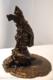 Anita Molinero Souillu 1 & 2
2017, bronze et plastique. Ce jumeau a été fabriqué chez un fondeur parisien. La Fonderie Susse produit depuis deux siècles des œuvres en bronze d’artistes célèbres tels qu’Alberto Giacometti ou Germaine Richier. Anita Molinero a imaginé cette œuvre comme une blague. Elle aussi peut être une « grande artiste ! Mais alors, le bronze serait plus sérieux que le plastique ?!