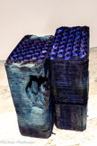Anita Molinero Isapsurinfia (extrait)
2007-2024, assemblage de plaques d’emballages alvéolées en polypropylène
Courtesy de l'artiste et de la Galerie Christophe Gaillard, Paris, France. Assemblage de plaques d’emballages alvéolées en polypropylène Courtesy de l’artiste et de la Galerie Christophe Gaillard, Paris, France
Le titre de l’œuvre, Isapsurinfia, est un jeu de mots composé des noms d’entreprises d’emballage de fruits, Isap et Infia, renvoyant encore ici à l’univers de la science-fiction. C'est une colonne, composée à l’origine de 36 000 plaques d'emballage de poire en polystyrène alvéolé, fabriquées par des industriels de manière saisonnière de mai à juillet. Récupérés sur les marchés, assemblés et fondus entre eux, ces plateaux ont ensuite subi la violence de la perceuse de l’artiste pour opérer des failles, des trous, des orbites, qui transforment ce pilier en monument ruiné et expressionnisme, doté de la force d'une roche taillée.