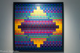 Victor VASARELY
1906, Pécs (Hongrie)
1997, Paris (France)
Lacoste W.
1969
Assemblage de formes collées en plastique moulé
lnv.c.69.1.3 Achat, 1969.
Victor Vasarely interrompt ses études de médecine au bout de deux ans pour se lancer dans Part Fasciné par le Bauhaus, il étudie à Budapest à l'Académie Mühely (le Bauhaus hongrois) de 1929 à 1930. De cet enseignement il retient l'importance du fonctionnalisme et découvrit l'art abstrait En 1930, Vasarely s'installe à Paris. Il travaille comme graphiste et collabore avec de grandes agences publicitaires, comme Havas. Après l'Occupation, il se consacre définitivement à la peinture. Co-fondateur de la galerie Denise René à Paris, il devient le leader de l'abstraction constructive et est considéré aujourd'hui comme le plus célébré représentant de l'Op Art.
Vasarely développe son propre modèle d'art abstrait géométrique qui, malgré une diversité de matériaux, joue avec un nombre minimal de formes et de couleurs. Ses formes statiques semblent subir des déformations dans l'espace créant ainsi l'illusion du mouvement Avec des formes qualifiées de ' respirantes 
