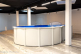 Les rois du monde, Chapitre 2 : Ça va déborder (tout éteindre)
Piscine, volets roulants, canapé gonflable
Œuvre produite par le [mac] musée d'art contemporain - Ville de Marseille