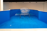 Les rois du monde, Chapitre 2 : Ça va déborder (tout éteindre)
Piscine, volets roulants, canapé gonflable
Œuvre produite par le [mac] musée d'art contemporain - Ville de Marseille
