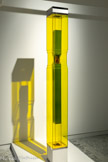 Paul THEK
1933 - 19681 New York (États-Unis)
Untitled
1966
Cire, plexiglas, jaune fluo, métal, formica blanc.
Inv. C.97.5 Achat, 1997.
Paul Thek fait ses études à l’Art Students League, au Pratt Institute et à la Cooper Union à New York. Il construit dès la fin des années 1950 une œuvre dont l’importance sera reconnue par les générations suivantes. Elle se manifeste sous la forme de poésies, dessins, peintures, sculptures, installations et environnements; autant nourrie de peinture italienne classique et baroque que de culture psychédélique. Thek revendique les processus évolutifs.
Il s'engage dans des pratiques de moulage en cire; notamment de son propre corps qui met en scène dans The Tomb [le tombeau] en 1967.
En 1960, i1 crée Where Are We Going ? [Où allons-nous?] Le principe de travail de cette œuvre; en permanente transformation, relève de l’atelier et du lieu de vie. Une œuvre monumentale éphémère qui est impossible de reconstituer. Recycleur des grands mythes comme ceux de la Tour de Babel, du Radeau de la Méduse et des manifestations religieuses, il a produit également des séries de peintures et des sculptures. Untitled appartient â une série initiés en 1964; intitulée Reliquaires Technologiques. Cet objet constitué de formes géométriques, de matériaux produits en usine; place le spectateur face à une œuvre qui s’imposerait par sa froideur, si ce n'est la présence à hauteur du regard, d’un fragment rappelant une cire anatomique. Thek, incorpore dans cette colonne; les apparences crues de la chair humaine. Cette matière hybride, relevant à la fois de l’organique et de la technologie; vient perturber l’expérience de cette sculpture à l'aspect minimaliste. Telle une Vanité contemporaine, cette œuvre invite également à une méditation sur la mort