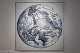Alain JACQUET
1939, Neuilly-sur-Seine (France) 2008, New York (États-Unis)
Huile sur toile
Inv. C.85.18 Achat, 1985
Au début des années 1960, après deux années passées à étudier l'architecture à Paris, Alain Jacquet s'installe à New York. Il y rencontre les artistes du Pop Art Intéressé par les images et leur circulation, son travail s'appuie avant tout sur la citation, tant avec la série des Camouflages (1962-1963) qu'à travers ses travaux de Mec Art1 Jacquet est l'une des figures de ce mouvement avec son emblématique Déjeuner sur l’herbe de 1964. Il s'approprie des images célèbres en réalisant des peintures qui laissent apparaître la trame de la sérigraphie. En exacerbant les effets techniques de la reproduction, comme le grossissement des points et des trames, Jacquet réactualise des chefs-d'œuvre à la manière des publicités américaines de l'époque.
Jumping Rope [Corde à sauter], appartient à l'une des séries, initiées au début des années 1970, de tableaux inspirés par les photographies de la NASA. La toile combine une figure de bouc légendaire, mi-humaine mi-animale, et une vue de la terre prise au travers du hublot d'une capsule spatiale. Prenant le parti d'une peinture à la touche assumée, les deux images se mêlent, l'une et l'autre devenues indiscernables, Inextricables, joignant le mythe à la technologie la plus en pointe.
Le Mec Art (Mechanical Art) est un courant artistique apparu en 1963 en Europe Les œuvres utilisent les procédés photographiques de report de clichés sur supports variés, par l’intermédiaire de techniques mécaniques de reproduction. Ces clichés peuvent être tirés de magazines, d’images publicitaires, etc.