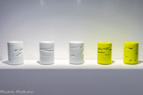 Bob WILSON
(Robert WILSON, dit)
1941, Waco (États-Unis)
Concept 7
1994-2004
Verre soufflé, cordon
Inv. 2015.6.32, 2015.6.33, 2015.6.39, 2015.6.41, 2015.6.42
Production / réalisation Cirva Collection Cirva, Marseille
Après des études d'art et d'architecture intérieure en Arizona et à Paris, Bob Wilson s'installe à New York en 1962 et suit les enseignements du Pratt Institute. En 1968, il crée une communauté d'artistes incluant des personnes handicapées, avec qui il crée des pièces dont The King of Spain. Auteur de mises en scène pour l'opéra et le théâtre, il fonde en 1992 le Watermill Center, centre de recherche destiné aux étudiants et jeunes créateurs dans le domaine des arts de la scène. Une approche pluridisciplinaire y est développée à travers événements, performances et expositions.
Au Cirva, de 1994 à 2005, il travaille en collaboration avec Lino Tagliapietra, maître verrier italien. Wilson part du dessin qu'il accomplit dans l'atelier à l'aide de pastels gras ; les formes qu'il imagine construisent un ensemble. Celui-ci tend à constituer une échelle de valeur de la lumière de l'opacité à la translucidité. Ce travail sur le verre se rapproche de son univers théâtral qui accorde une importance sans limite à l'éclairage dans ses mises en scène.
En tout. 80 formes sont soufflées ou coulées. La sélection présentée se caractérise par les tonalités tranchées des couleurs et la chorégraphie enregistrée dans la matière : le ruban de verre est contraint par la main de l(artisan verrier dans le creux du moule cylindrique. Pour Wilson, cette action induisant une série de variations devient un concept.