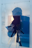 Lourdes CASTRO
1930 - 2022, Funchal (Portugal)
Ombre portée linhof, blanc et fumé
1968
Plexiglas découpé et peint
Inv. C.68.2.18 Achat1968
Après des études à l'École des Beaux-Arts de Lisbonne, Lourdes Castro et l'artiste René Bertholo, son mari, s'installent à Paris en 1958. Ils fondent cette année-là, avec d'autres artistes portugais, la revue internationale KWY, revue d'art et de poésie publiée jusqu'en 1964. Castro participe à la première Biennale de Paris en 1959.
' Après une courte période picturale, Castro réalise des Objets, assemblages d'éléments du quotidien inspirés du Surréalisme et des Nouveaux Réalistes. Associant objet et impression sérigraphique, elle réalise ses premiers Contours en 1959. Dès lors, elle va capturer les ombres projetées de personnes de son entourage, qu'elle trace tout d'abord sur des tableaux à l'huile avant d'adopter à partir de 1964 le plexiglas qu'elle peint découpe ou sérigraphie […] Parallèlement depuis les années 1960, elle constitue une encyclopédie des ombres, qu'elle appelle ses Albums de Famille et dans lesquels elle recueille et colle toutes sortes d'éléments visuels et textuels reliés de près ou de loin au thème.
Ombre portée linhof, blanc et fumé est un bas-relief résultant de la superposition de plusieurs plaques de plexiglas. Dans cette œuvre, la projection au mur d'une silhouette peinte sur le support transparent semble démultiplier l'ombre de celle-ci. L'aplat de couleur matérialise le négatif d'une présence tout en saisissant un moment éphémère. En l'occurrence, la prise de vue d'un photographe cherchant à capturer l'instant
