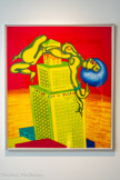 Peter SAUL
1934, San Francisco (États-Unis)
Angela,
Dupartmint of Justiss
1972
Sérigraphie sur papier
Inv. C .73.1.3
Don de la Galerie Darthea Speyer, Paris, 1973.
Peter Saul étudie à la California School of Fine Arts de San Francisco et à la Washington University School of Fine Arts de Saint-Louis.
À 22 ans, Saul quitte les États-Unis dont il ne supporte plus le moralisme puritain. De 1955 à 1965 il parcourt l'Europe. Il élabore une œuvre de rébellion iconographique, politiquement incorrecte. On y retrouve les formes du réalisme engagé (George Grosz, Otto Dix) et l'imagerie surréaliste (Salvador Dali, la période vache de René Magritte) associée à une crudité semblable à celle de son ami, le dessinateur Robert Crumb. Les artistes français de la Figuration Narrative revendiquent son influence.
L'artiste adopte une esthétique a gore 