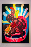 Peter SAUL
1934, San Francisco (États-Unis)
La Twalette
1969
Huile et peinture métallisée sur toile
Inv. C.96.21
Legs donation Achfora D'Avis en hommage aux victimes du SIDA, 1996.
Peter Saul étudie à la California School of Fine Arts de San Francisco et à la Washington University School of Fine Arts de Saint-Louis.
À 22 ans, Saul quitte les États-Unis dont il ne supporte plus le moralisme puritain. De 1955 à 1965, il parcourt l'Europe. Il élabore une œuvre de rébellion iconographique, politiquement incorrecte. On y retrouve les formes du réalisme engagé (George Grosz, Otto Dix) et l'imagerie surréaliste (Salvador Dali, la période vache de René Magritte) associée à une crudité semblable à celle de son ami, dessinateur, Robert Crumb. Les artistes français de la Figuration Narrative revendiquent son influence.
L'artiste adopte une esthétique « gore », utilisant un mélange de peinture synthétique fluorescente. Il écrase, étire, ampute, transperce les formes et les figures, n'hésitant pas à déplacer les valeurs et les limites de la séduction et du monstrueux. Il peut aussi associer, dans les titres et dans un espace pictural hybride, des mots imitant la prononciation typiquement noire américaine pour donner une place à cette communauté.
La grande toile intitulée La Twalette, en hommage aux victimes du sida, reprend le contexte de la salle de bain, théâtre de sombres drames de sa peinture des années 1960. Black body-bullder condamné à la propreté hygiénique d'une Amérique blanche et clean, le héros de La Twalette pousse un cri dérisoire avec pour toute arme un éventail de brosses à dents et de rouleaux de papier toilette…