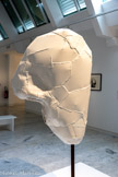 Franz WEST
1947-2012, Vienne (Autriche)
Kleine Lemure
2001
Aluminium, peinture blanche
Inv. C.02.14 Achat, 2002.
Kleine Lemure appartient à la série des Lemurenkôpfe (Têtes de Lémures) initiée à l'occasion d'une commande de la ville de Vienne en Autriche qui désirait des sculptures naturalistes pour orner un pont de la ville. Leur nom provient des Lémures, âmes des morts qui, dans l'Antiquité romaine, venaient hanter les vivants.
«J'aime beaucoup boire et parfois, lorsqu'on se réveille le matin, on a mal à la tête et on voit dans les draps toutes sortes de visages étranges; on dit alors que vous voyez des lémures et ils sont très réalistes. Les Lémures proviennent des Saturnales, la fête de Carnaval chez les Romains […] Dans le folklore aussi, il y a des Lémures, mais c'était également un terme qu'on utilisait pour le simple peuple et ils sont à moitié singes, à moitié hommes.»
Dans un travail nourri de psychanalyse autant que de philosophie, Franz West développe une œuvre interrogeant notre rapport au corps, dans ses dimensions sociales et esthétiques, avec un esprit humoristique, anticonformiste et parfois cruel.
