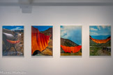 CHRISTO et JEANNE-CLAUDE
(Christo JAVACHEFF et Jeanne-Claude DENAT DE GUILLEBON, dits)
1935, Gabrovo (Bulgarie) 2020, New York (États-Unis)
1935, Casablanca (Maroc) 2009, New York (États-Unis)
Valley Curtain
1970-1972
Poster en couleur sur papier
Inv. C.75.1.40à43 
Don de l’artiste, 1970 Restauré en 2022 avec le concoure du ministère de la Culture, Paris.
De 1953 à 1956, Christo étudie à l'Académie des Beaux-Arts de Sofia, puis à Vienne. En 1958, il se rend à Paris, il y fait la connaissance d'artistes qui formeront en 1960 le groupe des Nouveaux Réalistes. Il se marie avec Jeanne-Claude Denat de Guillebon avec qui il fera ensuite œuvre commune. Ils se fixent à New York en 1964. À la fin des années 1950, l'empaquetage devient le geste récurrent de l'artiste. À l'aide de tissu et de cordes, Christo, en emballant des objets, les transforme, en révèle la familière étrangeté. Il empêche l'usage normal de ce qu'il laisse deviner et pose la question de l'essence môme de l'œuvre d'art : de quoi est-elle faite ?
Christo et Jeanne-Claude sont connus pour avoir mené des projets de grande envergure. Le principe d'empaquetage s'étend à des interventions directes et temporaires sur des édifices publics, des monuments ou des paysages entiers. Cela pose des problèmes techniques, financiers (en partie résolus par la vente des dessins préparatoires de chaque projet), mais surtout juridiques, qui ne leur permettront d'entreprendre de telles opérations qu'à la fin des années 1960.
Les 4 affiches de Valley Curtain [Le rideau de la vallée] sont des photographies reproduites de l'œuvre prises de différents points de vue. Elles témoignent de la dimension gigantesque de ce rideau de 381 mètres de largeur sur 111 mètres de hauteur tendu à travers les montagnes Rocheuses dans le Colorado. Christo et Jeanne-Claude créent des œuvres à l'échelle du paysage.