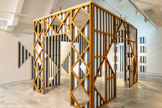 Daniel BUREN
1938, Boulogne-Billancourt (France)
Cabane éclatée n° 2
1982
Bois, toile de coton à rayures verticales bleues et blanches, éléments projetés, serre-joints, acrylique blanche
inv.c.92.6 Achat 1992. Formé à l'École nationale supérieure d'Arts et Métiers de Paris, Daniel Buren fonde en 1966 avec Mosset, Parmentier et Toroni le groupe BMPT - sigle composé de l'initiale du nom de chacun. Il met en œuvre une recherche radicale où les notions d'expressivité, d'unicité ou d'originalité de l'œuvre sont remises en question. Ce qu'il nomme « outil visuel » (une bande verticale de 8,7 cm) sera le signe plastique volontairement limité de ses interventions in situ. Souvent éphémères, ses œuvres sont toujours réalisées en fonction du lieu qui les accueille. Il en subsiste ce qu'il nomme des photos-souvenirs. Buren, en précisant le champ critique de son propre travail, en est aussi le théoricien.
