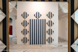 Daniel BUREN
1938, Boulogne-Billancourt (France)
Cabane éclatée n° 2
1982
Bois, toile de coton à rayures verticales bleues et blanches, éléments projetés, serre-joints, acrylique blanche
inv.c.92.6 Achat 1992. À propos de la Cabane éclatée n°2, il explique : « Soit la construction d'une boîte de 420 cm de long par 280 cm de large en panneaux de 140 cm de large chacun par 280 cm de haut Chacun de ces châssis est tendu de tissu, ici blanc et bleu. Des dessins particuliers sont effectués dans ces châssis, permettant d'en ôter des fragments qui constitueront des 