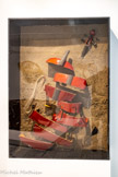 ARMAN
(Armand FERNANDEZ, dit)
1928, Nice (France)
2005, New York (États-Unis)
Colère de violon
1974
Bois; crin, béton
Inv.C.74.1.l5
Don de l’Association des amis du musée Cantini, Marseille, 1974.
Arman fait ses études à l'École nationale des Arts Décoratifs de Nice puis à l'École du Louvre; à Paris. En 1959, il crée ses premiers Tableaux-objets. Mettant en œuvre le principe de l'accumulation qu’il ne cessera de décliner par la suite; il expose directement des déchets; des reliquats.
En I960, il devient avec Klein et le critique d'art Pierre Restany, l'un des membres fondateurs du groupe des Nouveaux Réalistes. À partir de 1961, Arman s'installe à New York et élargit son répertoire de gestes. Ses Colères mettant à mal des objets en public sont célèbres. Parmi les objets utilisés, de nombreux instruments de musique subissent ses manipulations et ses destructions.
Dans Colère de violon, l'instrument a été découpé en tranches puis figé dans du béton. La composition d'ensemble, par un assemblage de plans; interpelle également la peinture, notamment le cubisme analytique de Braque ou Picasso. Cette utilisation, agression de l'objet, se situe au centre d’une réflexion sur la place des biens courants à l’ère de l'essor industriel parallèlement aux critiques d'une société de consommation triomphante que menaient alors les acteurs du Pop Art aux États-Unis.