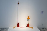 Robert FILLIOU
1926, Sauve (France)
1987, Les Eyzies-de-Tayac-Sireuil (France)
Daily Miracle Daily Void
1983
Technique mixte
Inv. C.88.29
Achat, 1988.
Artiste autodidacte, résistant communiste, économiste pour l’ONU, Robert Filliou invente des principes d’économie poétique basés sur tes préceptes sociaux de Charles Fourier, dont le principe de Création Proche de Fluxus, il ouvre avec George Brecht en 1965 un lieu nommé La Cédille qui sourit. La vie, l’économie, l’idée de l’art y forment un tout. Ses œuvres procèdent de la dérision, du bricolage; de renfonce et du jeu. Filliou a introduit comme paradigme efficient de son art une sorte d’inversion de fart conceptuel : les trois états de son « principe d’équivalence : bien fait = mal fait = pas fait ». Daily Miracle Daily Void (miracle quotidien-vide quotidien), daté de 1983 est un objet à ta lois surprenant et sans qualité plastique apparente. Il appartient à cette idée de création permanente que revendique Filliou. Des éléments de la vie quotidienne, sans grande continuité, sont assemblés entre eux dans une rencontre hasardeuse. Mais sous les apparences d’un bricolage inconséquent, l’artiste rent une vie fugace et poétique à ce qui semblait définitivement mort. Cette poésie du peu, fait passer à nouveau le courant, ici à tous les sens du terme, dans des lambeaux de réalité.