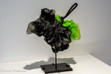 Anita Molinero Tutu charnu
2017, fleur de douche, plastique, bronze
Courtesy de l'artiste et de la Galerie Christophe Gaillard, Paris, France
Anita Molinero Tutu charnu
2017, fleur de douche, plastique, bronze.
Reconnais-tu ce qui a été utilisé ici par Anita Molinero pour réaliser cette œuvre ? Deux éponges de bain en plastique, dont une a été colorée en vert. La cordelette, elle, est faite de bronze. Le tout a été soclé avec sérieux comme une sculpture classique.
Tutu charnu est un hommage à une sculpture très célèbre d’Edgar Degas : La Petite danseuse de 14 ans réalisée à la fin du XIXe siècle. Anita Molinero aime ce portrait de jeune fille avec son jupon en tulle un peu crasseux et son visage boudeur. À l’époque, personne ne l’appréciait vraiment, on la trouvait vulgaire ! Pour Anita Molinero, c’était du génie !
Ici l’éponge se prend pour un tutu et sa légèreté contraste avec la lourdeur du bronze. Comme toujours, elle improvise avec ce qu’elle trouve. L’œuvre naît de la récupération et de l’expérimentation avant tout Et c’est par l’assemblage que surgissent les histoires et les titres qu’elle choisit de donner à la fin à ses sculptures.