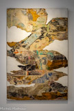 François DUFRÊNE
1930 -1982, Paris (Franc©)
Queen Tana
1965
Dessous d'affiches lacérées, marouflées sur fond blanc
Inv. C.86.43 Achat. 1986
Transfert de collection de l'État, attribution au [mac] musée d'art contemporain de Marseille en 2008. Poète, François Dufrêne adhère de 1945 à 1953 au Lettrisme, créant un mode de poésie phonétique qu'il nomme Ultra-lettrisme. Utilisant un magnétophone comme une sorte de stylo vocal, il invente en 1953 les Crirythmes, improvisations enregistrées de sons venus du souffle, de la gorge, de la langue. Il s'inscrit ainsi dans la lignée des travaux sonores dadaïstes de Raoul Hausmann ou de Kurt Schwitters et sa Ursonate. En tant qu'artiste plasticien, il a révélé, à partir de 1957, avec ses « dessous d'affiches », un œil de peintre attentif aux plus grandes subtilités de la couleur.