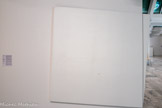 François MORELLET
1926 - 2016, Cholet (France)
Superposition et transparence, tableau incliné à 5° devant l'angle d'un mur
1979
Peinture acrylique blanche, bande adhésive noire sur toile
Inv. C.9L4 Achat, 1991
Restauré en 2021 avec le concours du ministère de la Culture, Paris.
À propos de ses tableaux, Morellet expliquait en 1981 : «Pendant vingt ans, j'ai cru que mes tableaux étaient des plans et que mes lignes étaient des droites. Avec une bonne volonté méritoire, je cherchais, à cette époque, dans mes tableaux : - à obtenir la surface plane idéale en évitant tout relief, toute matière, - à rendre mes plans infinis, c'est-à-dire à les pousser à envahir les murs, en supprimant ce qui avait été créé justement pour les séparer : cadres ou baguettes et présentation oblique, détachée du mur. […] Depuis quelques années […] je m'aperçois qu'entre la géométrie et moi il y a beaucoup de choses (la peinture, le tableau, le mur, etc.) que je ne veux plus ignorer. »