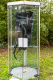 Anita Molinero
Cabine Rendez-vous ! n°6
(Le Consortium)
2008, cabine téléphonique, poubelle en polypropylène. <br> Anita Molinero est née en 1953 à Floirac d'une mère française et d'un père anarchiste espagnol. Diplômée de l’École supérieure des Beaux-Arts de Marseille en 1977, elle y enseigne pendant plus de 15 ans de 1999 à 2014, marquant par son travail de transmission et son engagement nombre d’artistes séjournant ou ayant séjournés à Marseille durant cette période.
L’exposition Plastic Butcher est construite comme une rencontre avec les œuvres manifestes ou inédites d’Anita Molinero de 1998 à aujourd’hui. Elles sont agencées dans un parcours non chronologique conçu selon un principe de correspondances visuelles, formelles ou fictionnelles.
Dans les années 1980, Anita Molinero réalise ses premières sculptures dans un esprit grunge. Ses « structures de trottoir », faites de matériaux pauvres de récupération, cartons, mousses, emballages alimentaires, rebus industriels glanés dans la rue, évoquent la précarité et la fragilité.
Elle s’intéresse quelques années plus tard, très logiquement, au contenu des poubelles, et non plus seulement à leurs contenants. Son attention se porte à la fin des années 1990 sur la poubelle comme mobilier urbain au service de la collectivité, chargée d’une dimension subversive et symbolique. Le récit de cette exposition commence au moment où s’opère cette transition.