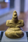 <center>Statuette représentant une femme assise.</center>Grèce. Cinquième millénaire avant J.-C. Marbre