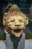 <center>Gouttière en forme de tête de lion</center>Production grecque Vers 425 - 400 av. J.-C. Terre cuite
Collection Fondation Gandur pour l'Art, Genève