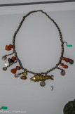 <center>Amulette</center>Egypte. Début-XXe siècle
Cornaline, argent, or, métal blanc, perle.
Pitt Rivers Museum. University of Oxford.