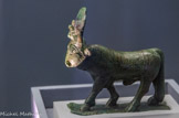 <center>Statuette du taureau sacré Apis</center>Egypte. Basse Époque, VIIe- IVe siècle av. J.-C. Bronze
Collection Fondation Gandur pour l'Art, Genève