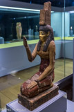 <center>Statuette d'Isis pleurant Osiris</center>Egypte. Basse Époque, VIIe- IVe siècle av. J.-C. Bois peint et doré
Collection Fondation Gandur pour l'Art, Genève