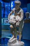 <center>Statue de Silène versant du vin avec une outre</center>Empire romain. Ier siècle après J.-C. Marbre.
Collection Fondation Gandur pour l'Art. Genève