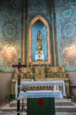 <center>Foyer Jean-François Régis. </center>La décoration de l'autel et de la chaire sont en panneaux de fonte posés sur une structure en bois ordinaire, les peintures sont d'origines.