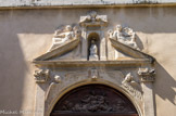 <center>Eglise des Aygalades, Notre-Dame du mont Carmel. </center> Deux anges ailés portant des palmes sont allongés sur le fronton. Le tympan de la porte est orné d'un bas-relief en bois représentant une Vierge à l'Enfant.