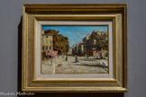 <center>Vue de La Canebière et des Allées de Meilhan</center>Paul GUIGOU
Villars, 1834 – Paris, 1871.
Huile sur toile. Jusqu'au début du XXe siècle, les représentations de la vie urbaine marseillaise par les peintres sont rares. Elles se limitent aux ports, d’où le caractère exceptionnel de ce petit tableau de Guigou qui montre la rue de Noailles et les allées de Meilhan. Ce n’est qu’à partir de 1927 que le nom de Canebière sera donné à l’ensemble des voies depuis le Vieux-Port jusqu'à l’église des Réformés.
La toile porte clairement l'influence de la photographie. Comme dans une vue instantanée, le peintre saisit les piétons traversant la voie ou le vent qui soulève les auvents protégeant du soleil les boutiques. Les grandes ombres sur le pavé sont une citation explicite de Loubon. Au premier plan, le peintre s'est amusé à placer deux petites notes incongrues, celles du réverbère et d'un petit chien de profil.