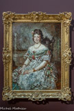 <center>Portrait de Madame Pascal</center>Adolphe Monticelli
Marseille. 1824 -1886
1871
Huile sur toile
Fuyant Paris et l’avancée des troupes prussiennes, Monticelli revient s'installer définitivement à Marseille en mai 1871. Par ses dimensions et ses partis pris picturaux, le portrait de Madame Pascal est un des plus ambitieux qu’il ait peint.
Le modèle est l’épouse de Noël Pascal, acconier (un entrepreneur réalisant les chargements et déchargements des marchandises sur les navires) et vice-consul de Bolivie à partir de 1876. Si la manière de poser et la composition conservent les codes traditionnels des portraits mondains contemporains, le visage étrangement flou de Madame Pascal surgit d’un spectaculaire morceau de peinture suggérant audacieusement la robe de dentelles et de fleurs. Rarement Monticelli est allé aussi loin dans l’invention plastique et la liberté de la touche qui évoque, avec plus de soixante-dix ans d’avance, le dripping de Jackson Pollock.