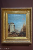 <center>Le Quai du port à Marseille</center>Félix Ziem
Beaune, 1821 - Paris, 1911
Huile sur toile
Formé à l’école d'architecture de Dijon, Ziem arrive à Marseille en 1839 pour travailler sur l’aqueduc de Roquefavour, morceau de bravoure du canal qui doit amener l’eau de la Durance à Marseille. C’est dans cette ville qu'il décide finalement de se consacrer à la peinture. Grand voyageur, il parcourt l’Europe et l’Orient entre 1842 et 1880 et connaîtra immédiatement un succès considérable.
Le port, qui est au cœur de l'activité marseillaise, monopolise les représentations de la ville par les peintres. Bien avant le triomphe du réalisme social, le travail sur les quais est déjà perçu comme une des caractéristiques de la vie marseillaise. Ziem a toutefois choisi un angle inhabituel, une vue du quai de l’Hôtel de Ville s'étirant entre les façades et les navires dans laquelle la mer est étrangement invisible. Les mâts et leurs drapeaux se détachant sur le vaste ciel seront une constantes de ses marines.