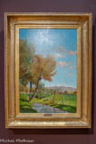 <center>Les Grands Saules</center>Paul Guigou
Villars, 1834 -Paris, 1871.
1864
Huile sur toile.
Les Grands Saules est à rapprocher d’un ensemble de peintures de Guigou du début des années 1860. Elles partagent la vision semblable d’une Provence plus verdoyante traitée dans des tons de vert soutenus, éloignés des couleurs de paysages plus arides de Loubon. En dépit de l’intense lumière si différente, on est bien devant une réponse de l’école de Marseille à la célébration de la ruralité des peintres de Barbizon, qu’ils ont tous admirés. Dans cette image paisible de la campagne provençale, Guigou cède peut-être involontairement au mythe de la douceur de vivre du Midi que les méridionaux ont eux-mêmes largement diffusé : une des lavandières, sa figure de prédilection, se repose dans l’herbe, son ballot de linge lui servant d’oreiller.