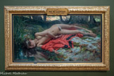 <center>Narcisse</center>Gustave COURTOIS
Pusey, 1852 – Neuilly-sur-Seine, 1923.
1876
Huile sur toile
La plus célèbre version de l’histoire de Narcisse est celle racontée par le poète latin Ovide dans son ouvrage Métamorphoses. Narcisse, fils de la nymphe Liriopé et du dieu fleuve Céphise, était doué d’une très grande beauté à laquelle tous succombaient. Un prétendant éconduit s’adresse aux dieux : Puisse-t-il tomber amoureux même, et ne pss posséder l'être aimé. Némésis, la déesse de la vengeance et du châtiment céleste, va exaucer son vœu.
Au retour d’une chasse, alors qu’il se penche pour boire l’eau d’une source, Narcisse tombe amoureux de son reflet. Chaque fois qu’il veut saisir l’image qu’il voit dans l’onde, elle se trouble. Il meurt de désespoir, ne pouvant atteindre l’objet de son désir. Son corps sera métamorphosé en une fleur aux pétales blancs qui prendra son nom : le narcisse.