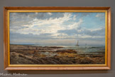 <center>Matinée à Sausset</center>Raphaël Ponson
Solliès-Pont. 1835-1904
1876
Huile sur toile
Le tableau est exposé à Paris en 1876 sous le titre Matinée sur la côte de Carry, aux environs de Marseille. Ponson applique dans ses marines qui seront une de ses spécialités, les vastes panoramas des paysages de Loubon, dont il a été l’élève II fait de la côte marseillaise un de ses motifs de prédilection. Il est parmi les premiers à s’intéresser aux calanques. Dans cette toile, comme d’autres avant lui, il choisit de représenter une Provence inhabituelle, aux lumières quasi bretonnes. A partir des années 1880, vraisemblablement sous l’effet des recherches impressionnistes, le titre de ses marines mentionne souvent le moment de la journée représenté : effet du matin ou du soir, avant ou après la pluie...