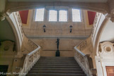 <center>L'escalier à l'Impériale</center>Dans le vaste espace de l'escalier d'honneur menant à la salle des fêtes l'architecte multiplie les références à Marseille et aux arts. Les balustres de l'escalier sont formées d'une succession de M, évoquant la cité phocéenne.